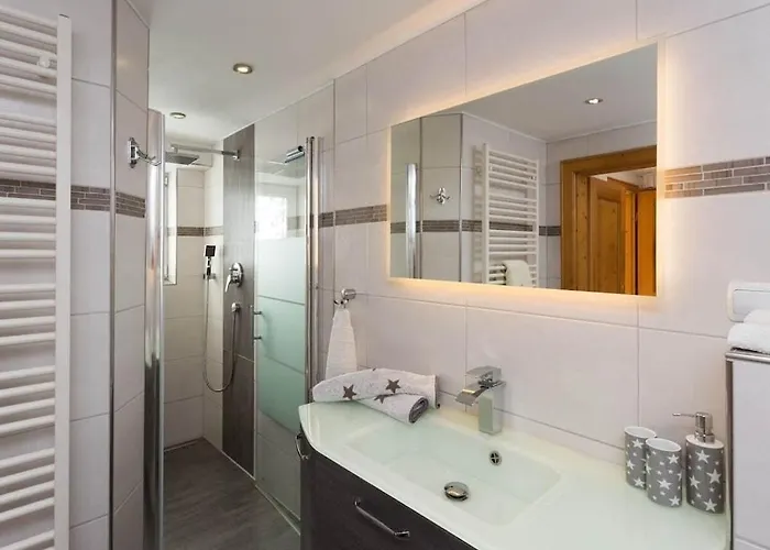 With 2 Bedrooms * אוברמרגואה